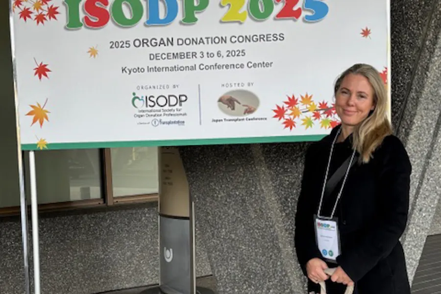 En person som står ved siden av et skilt