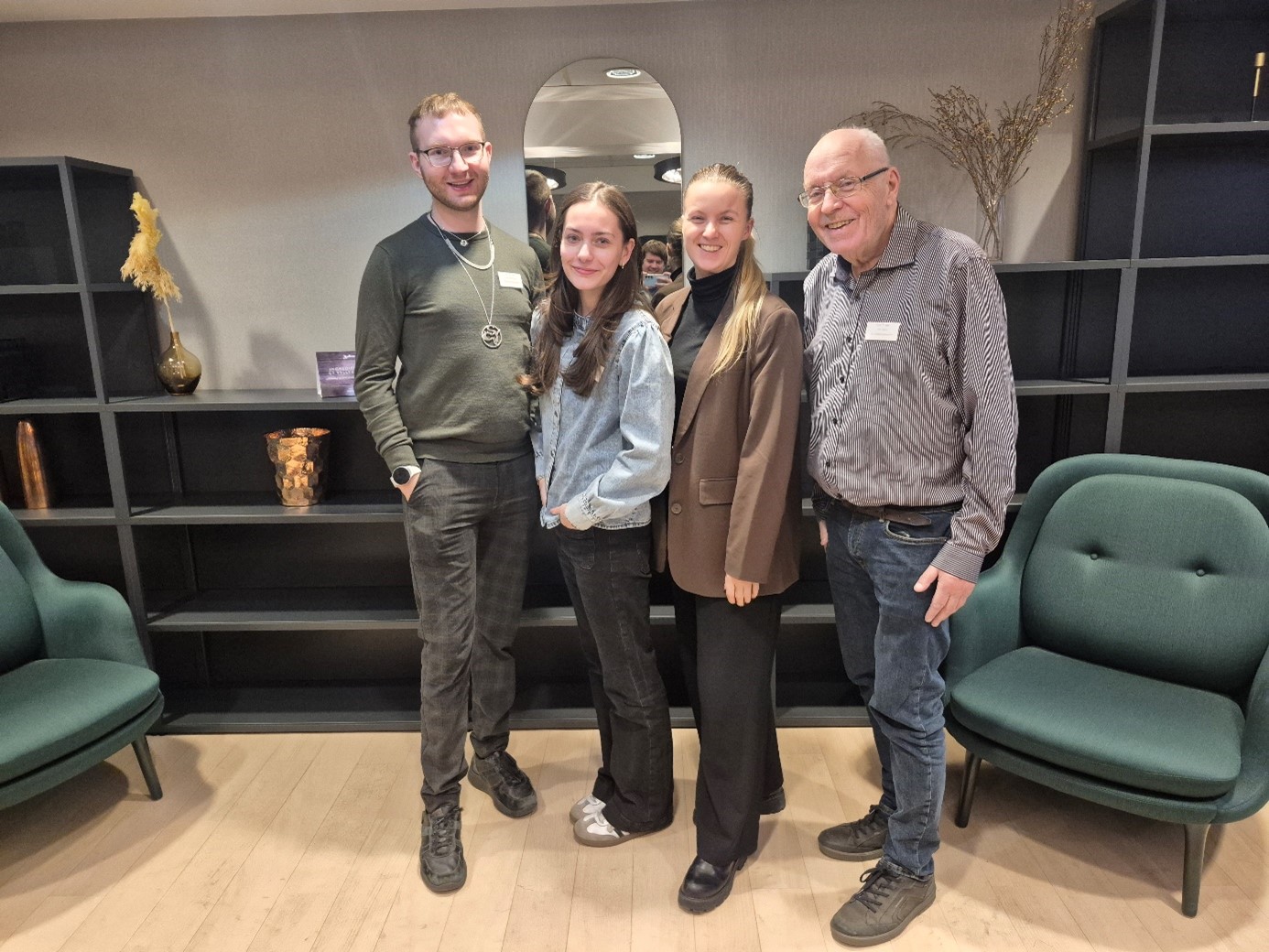 En gruppe mennesker som poserer for et bilde