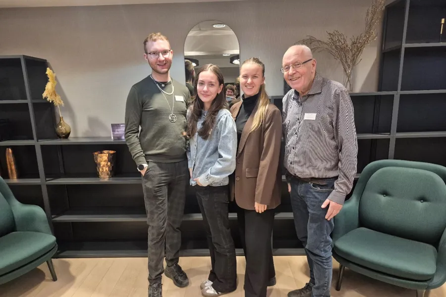 En gruppe mennesker som poserer for et bilde