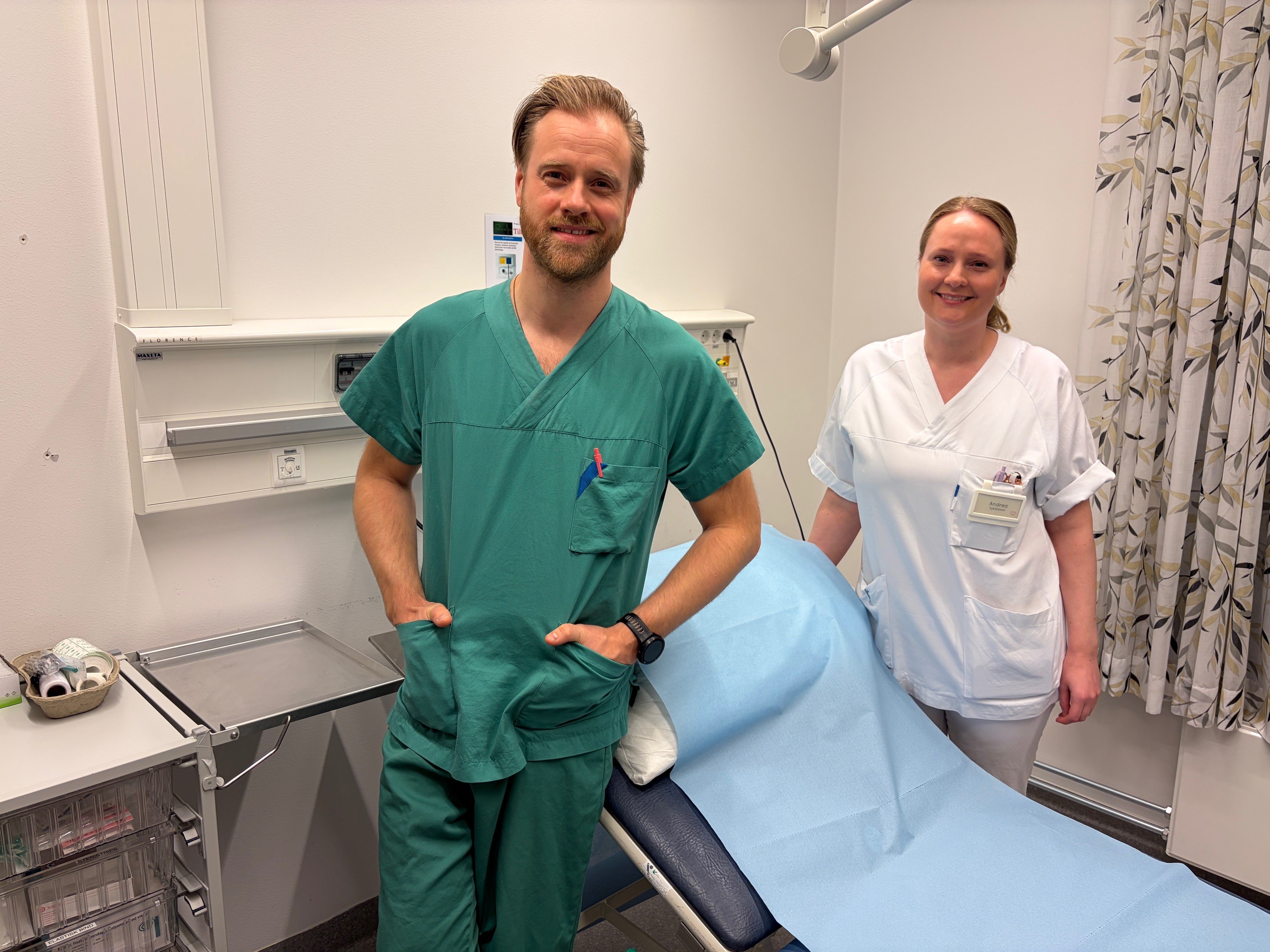 En mann og en kvinne på et sykehusrom