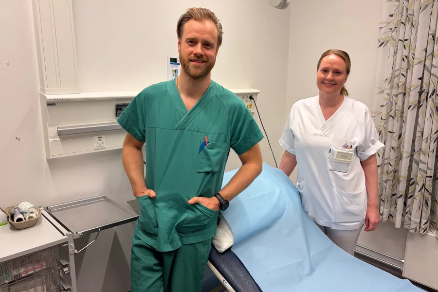 En mann og en kvinne på et sykehusrom