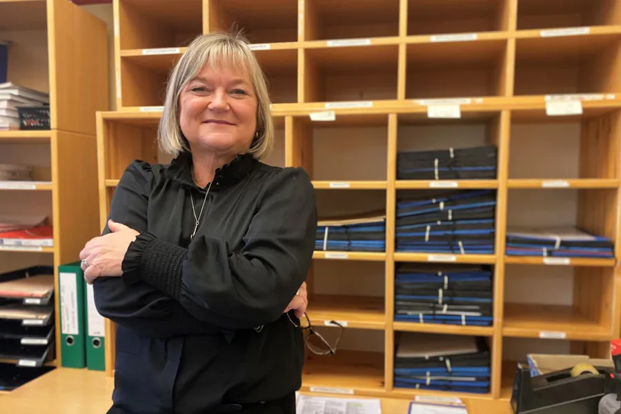 En person som står foran en bokhylle