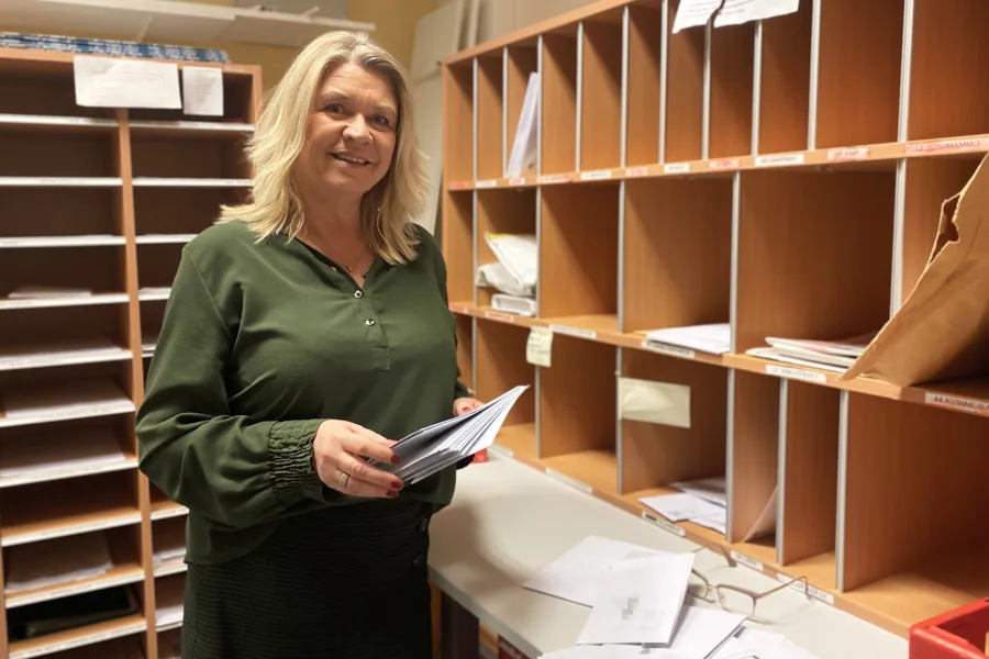 En person som holder en tablett