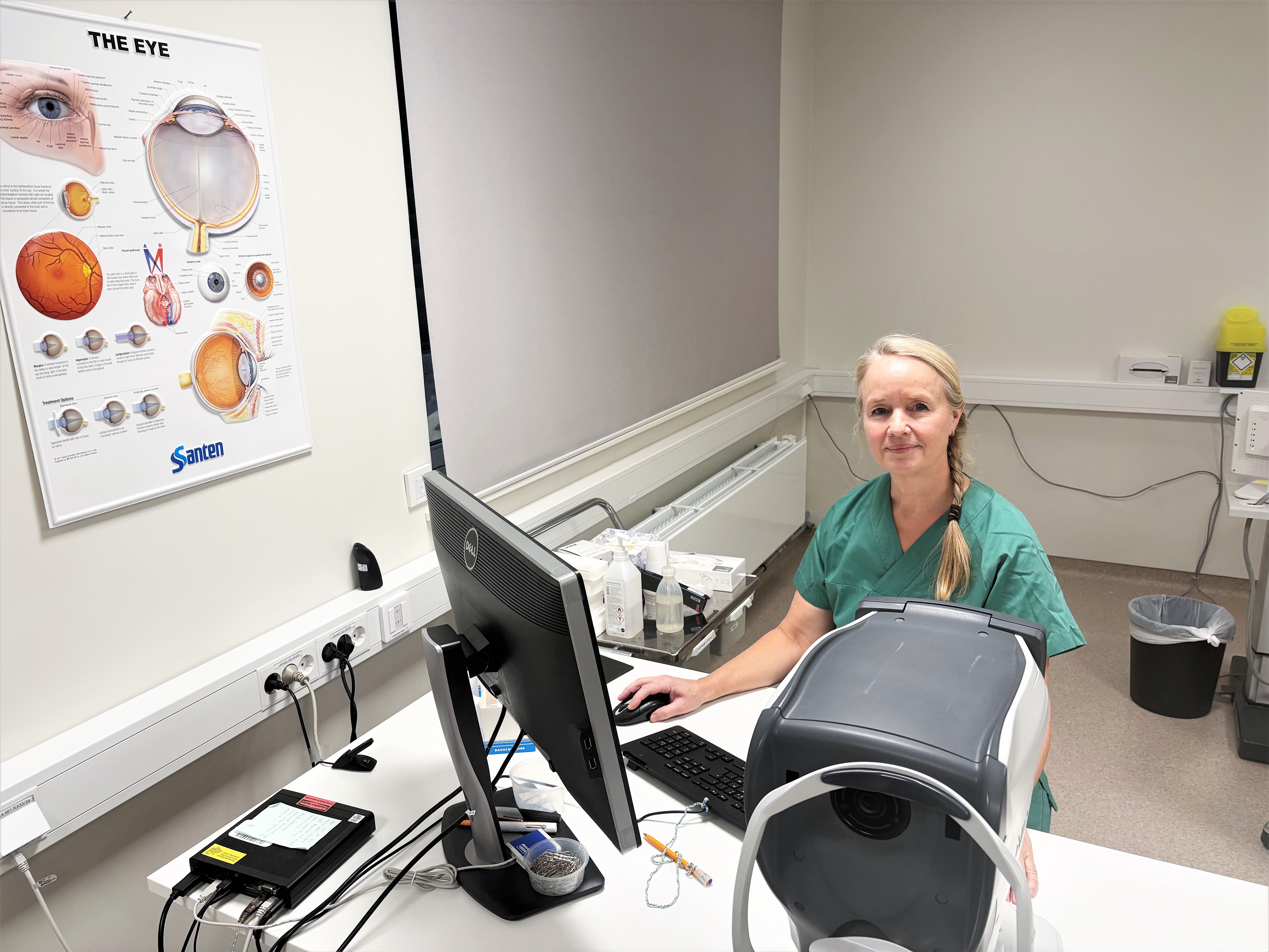 En person som sitter ved et skrivebord med en datamaskin