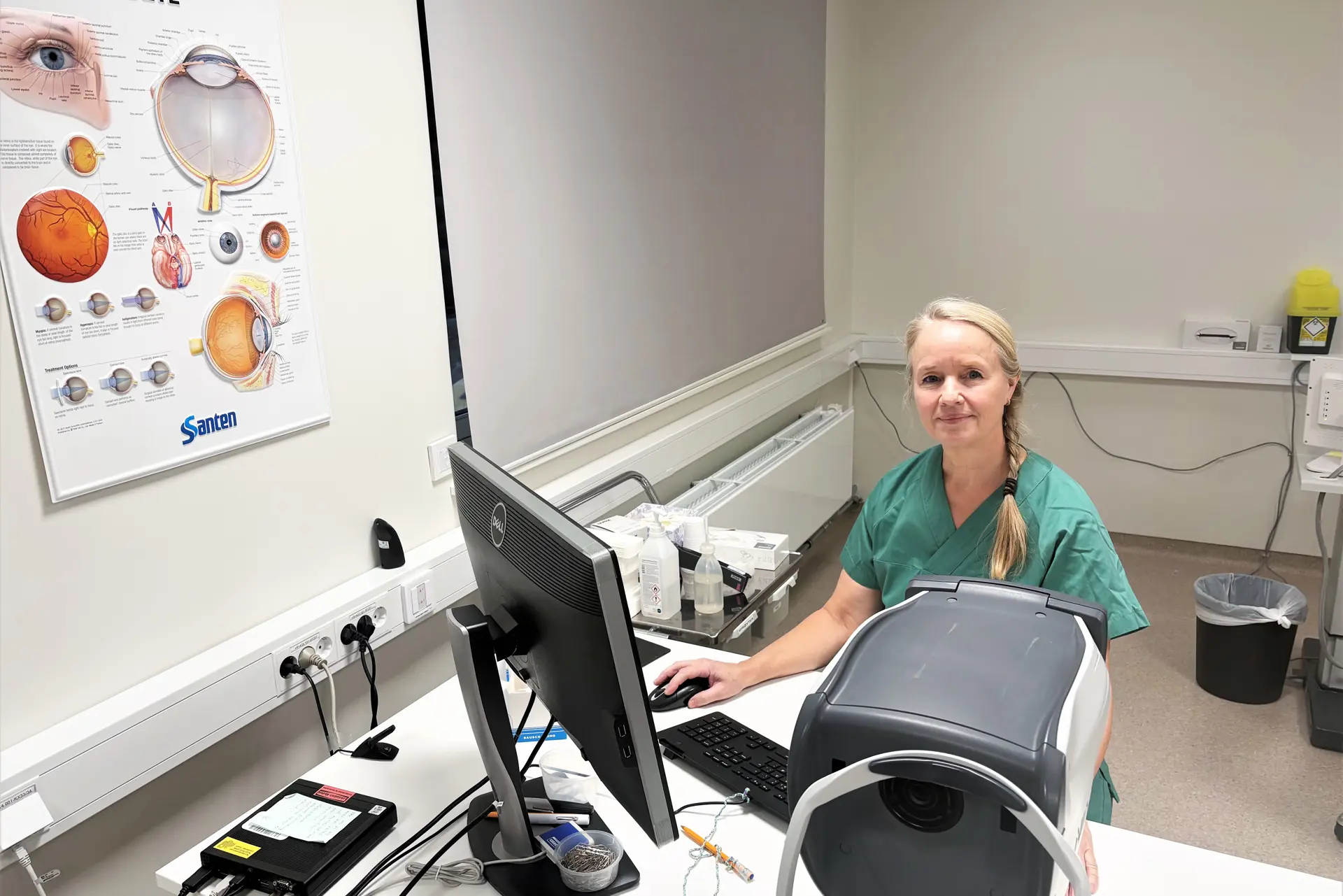 En person som sitter ved et skrivebord med en datamaskin