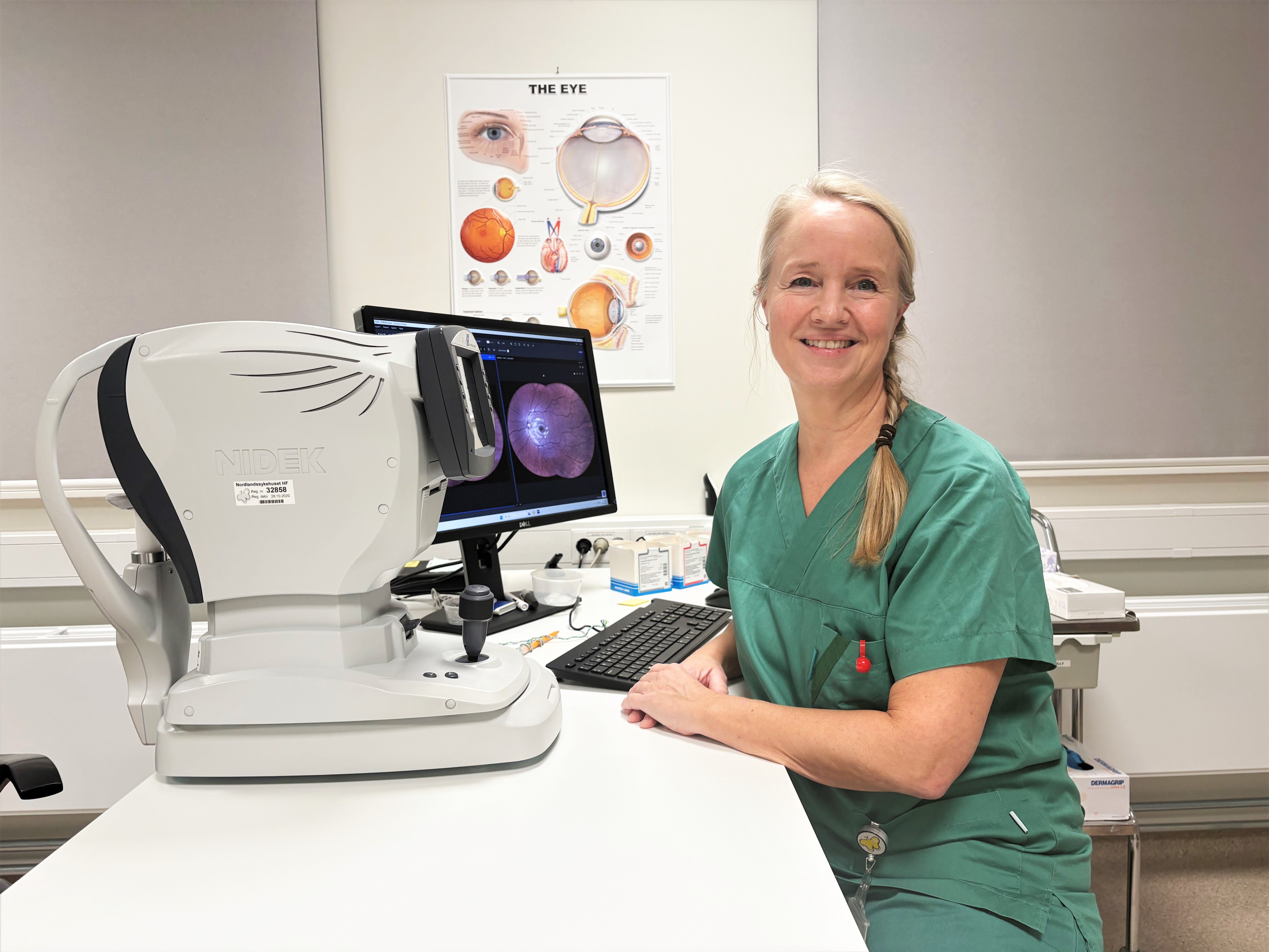 En person som sitter ved siden av en datamaskin