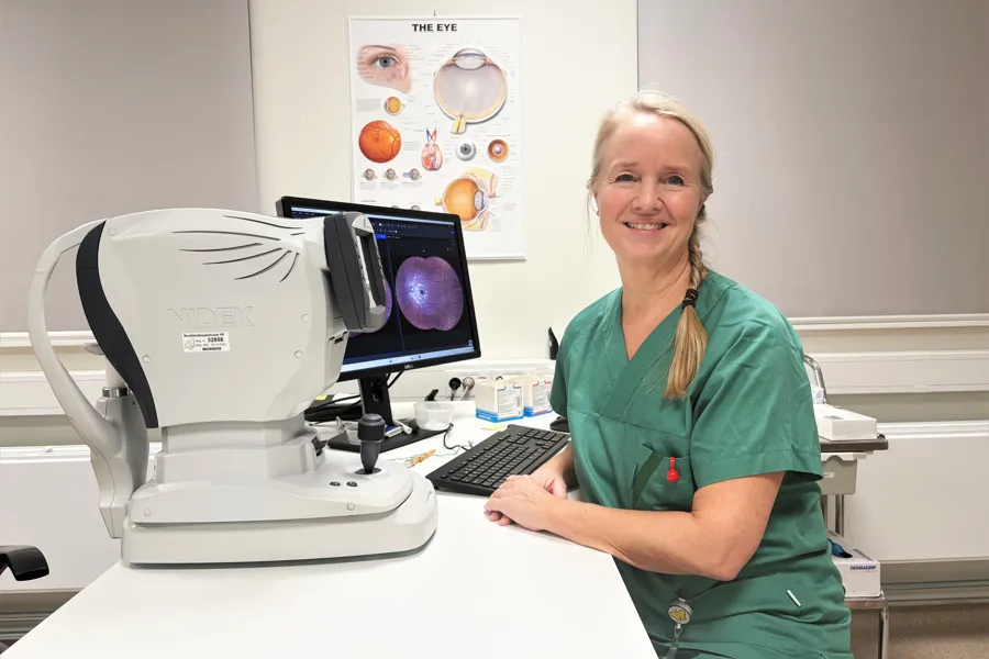 En person som sitter ved siden av en datamaskin