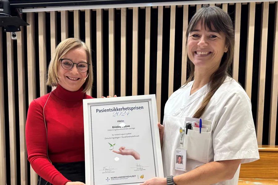 Et par kvinner med diplom