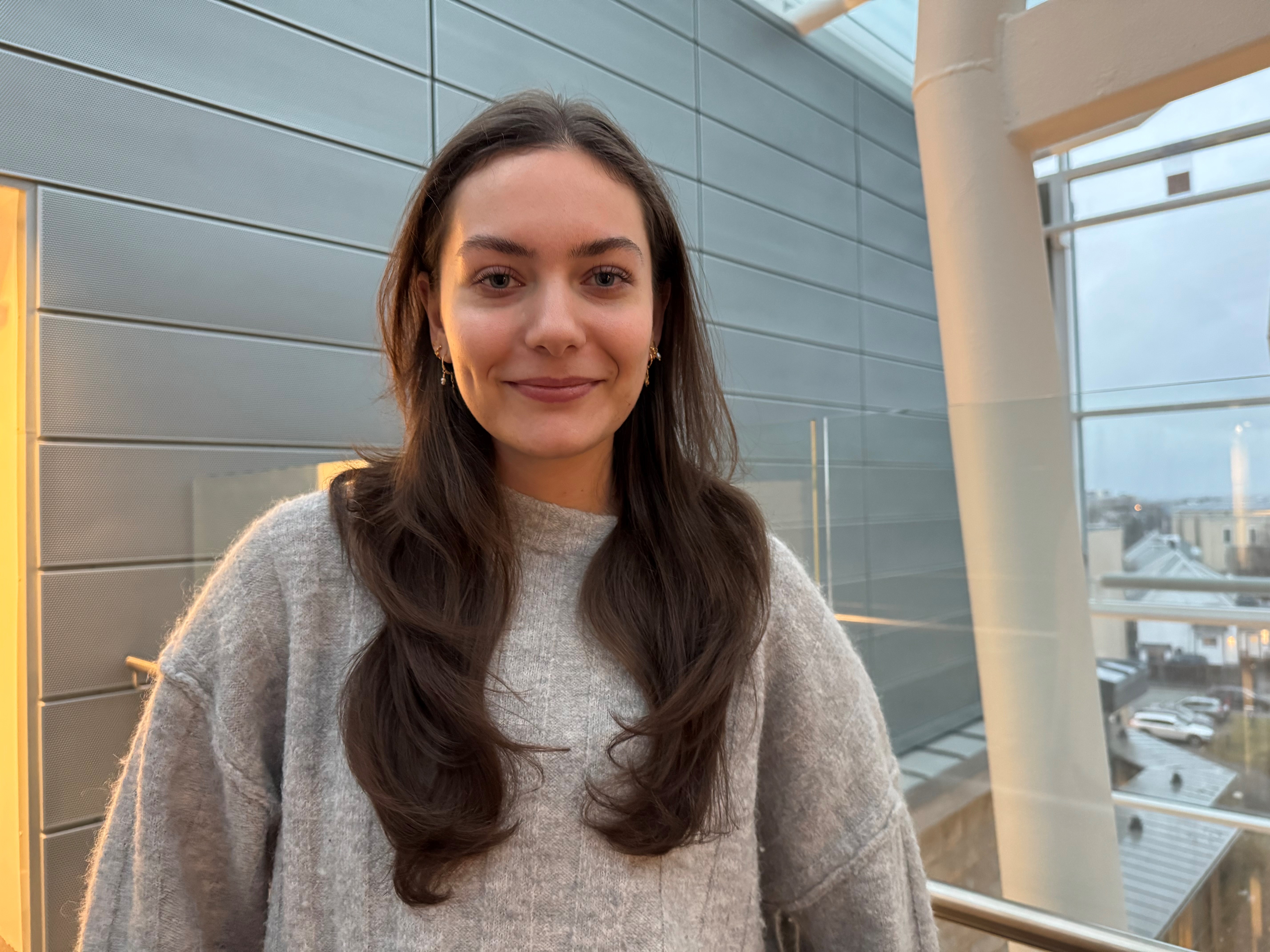 En kvinne som smiler til kameraet