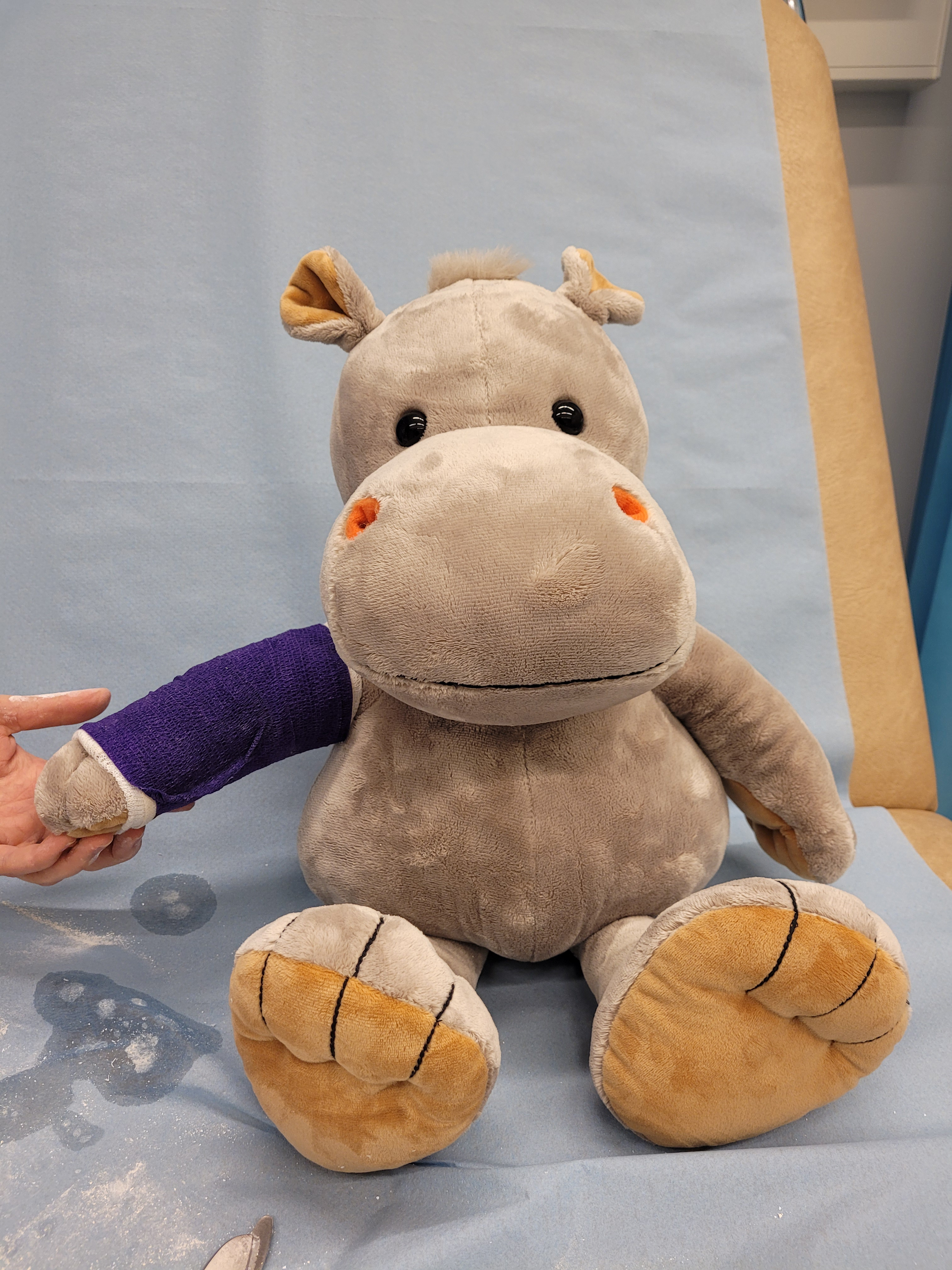 Bamse som får blå gips på hånda
