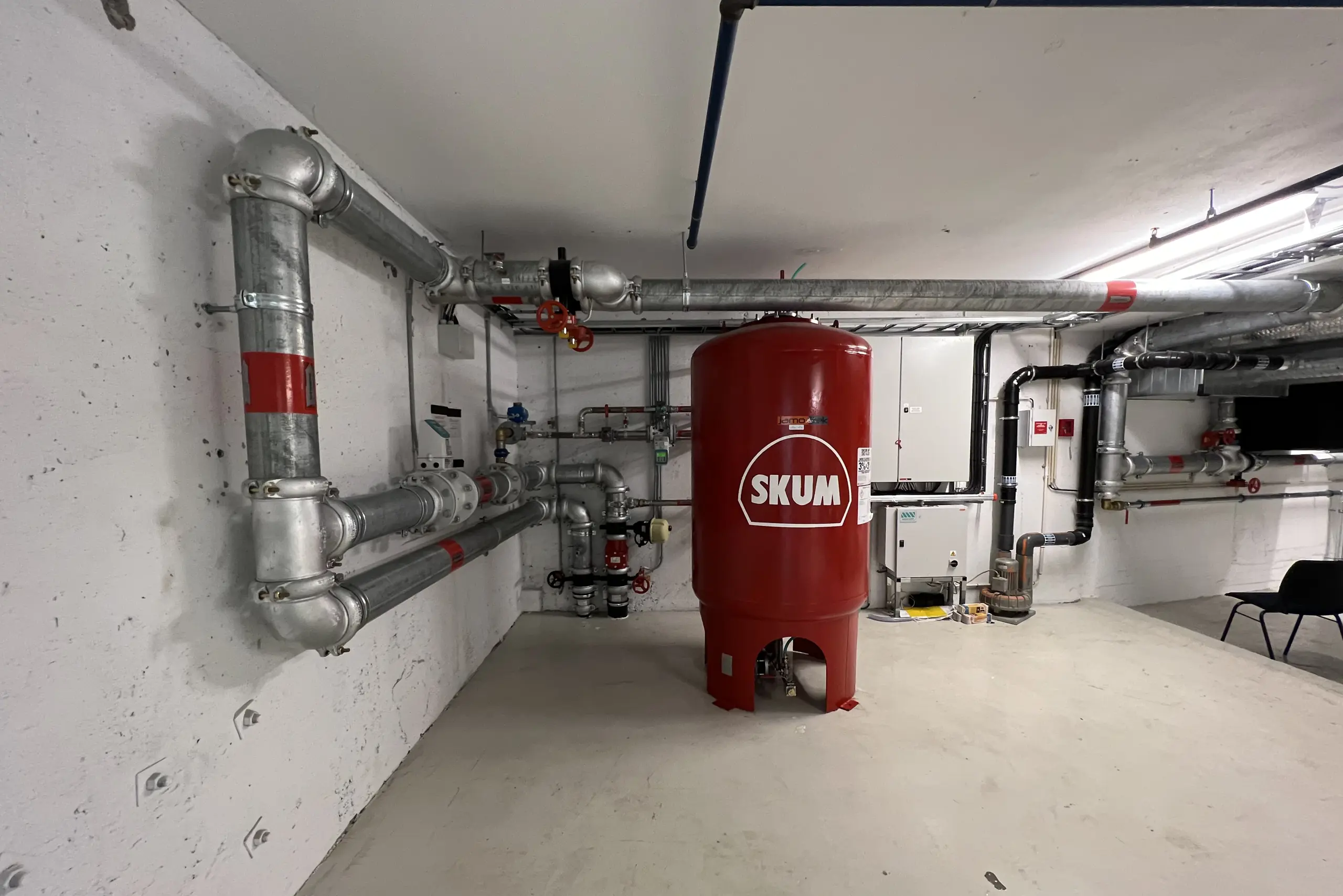 En stor rød sylinder i et rom