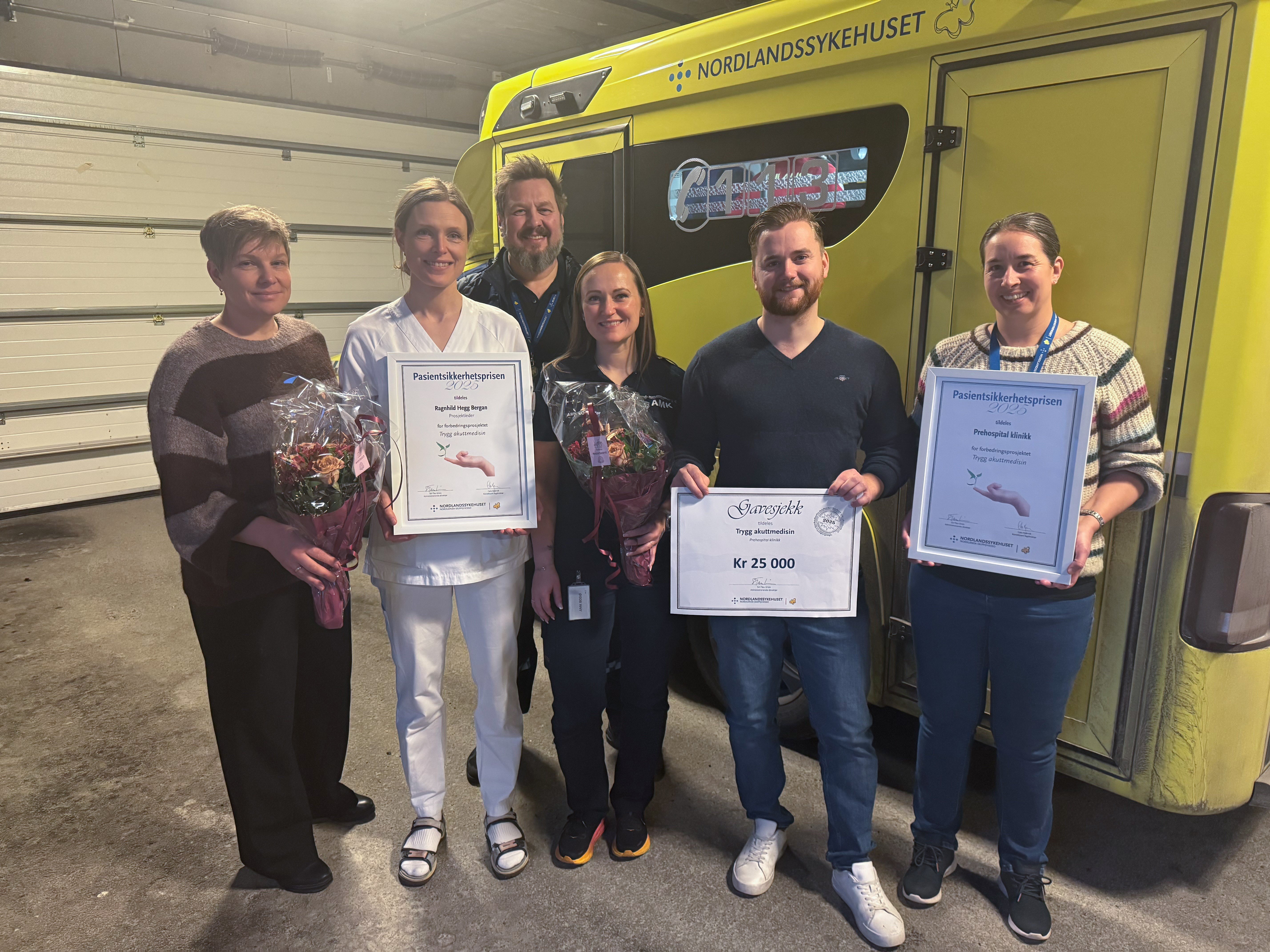 En gruppe mennesker som holder skilt