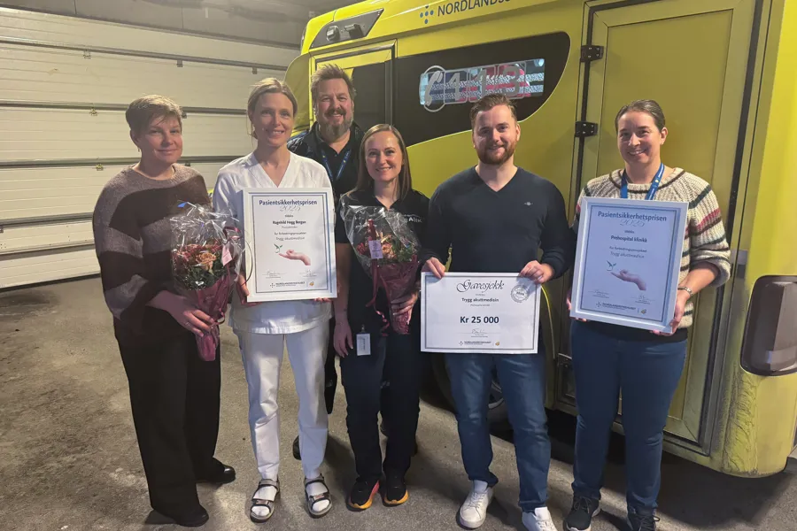 En gruppe mennesker som holder skilt