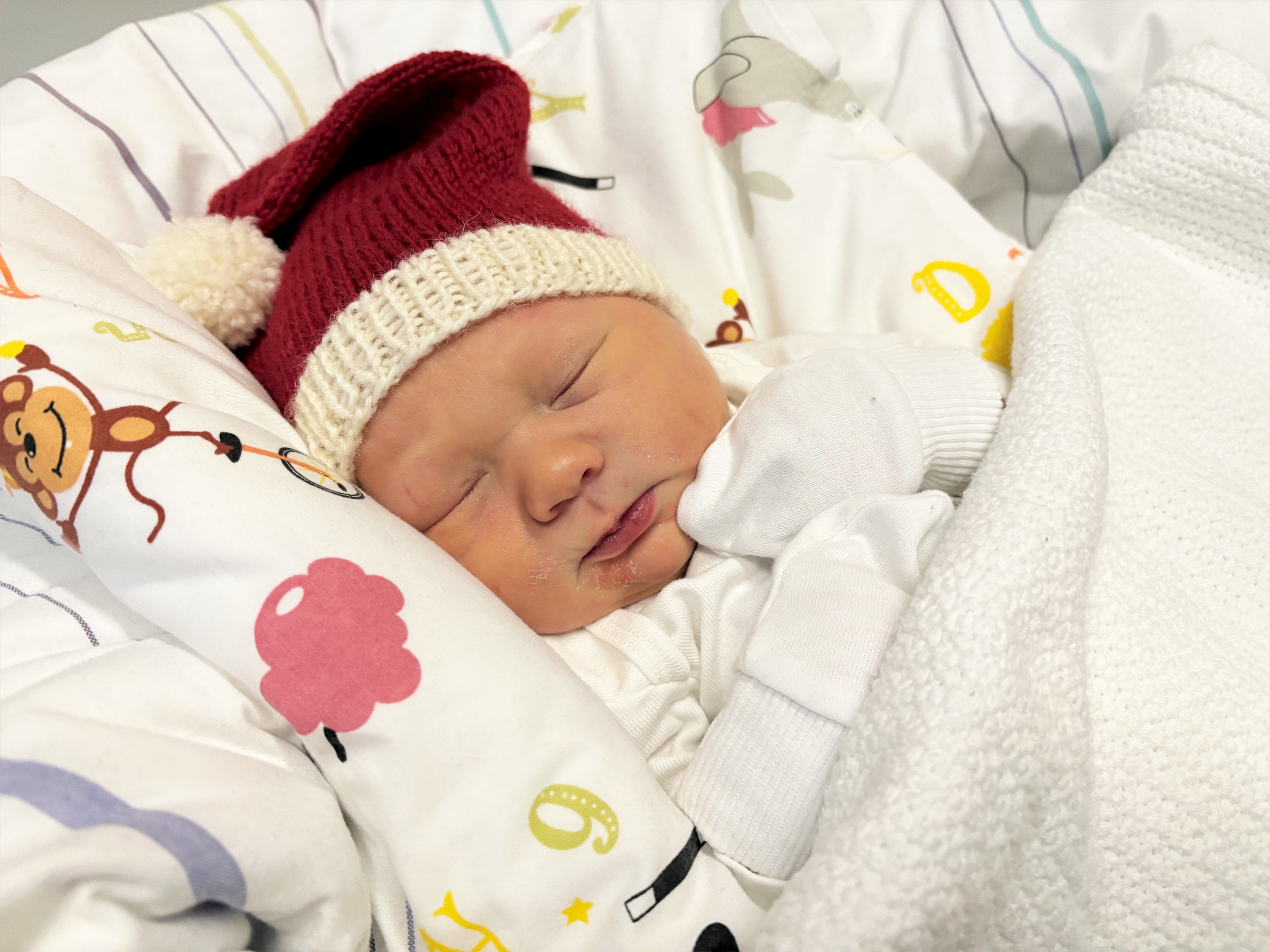 En baby som sover i et teppe