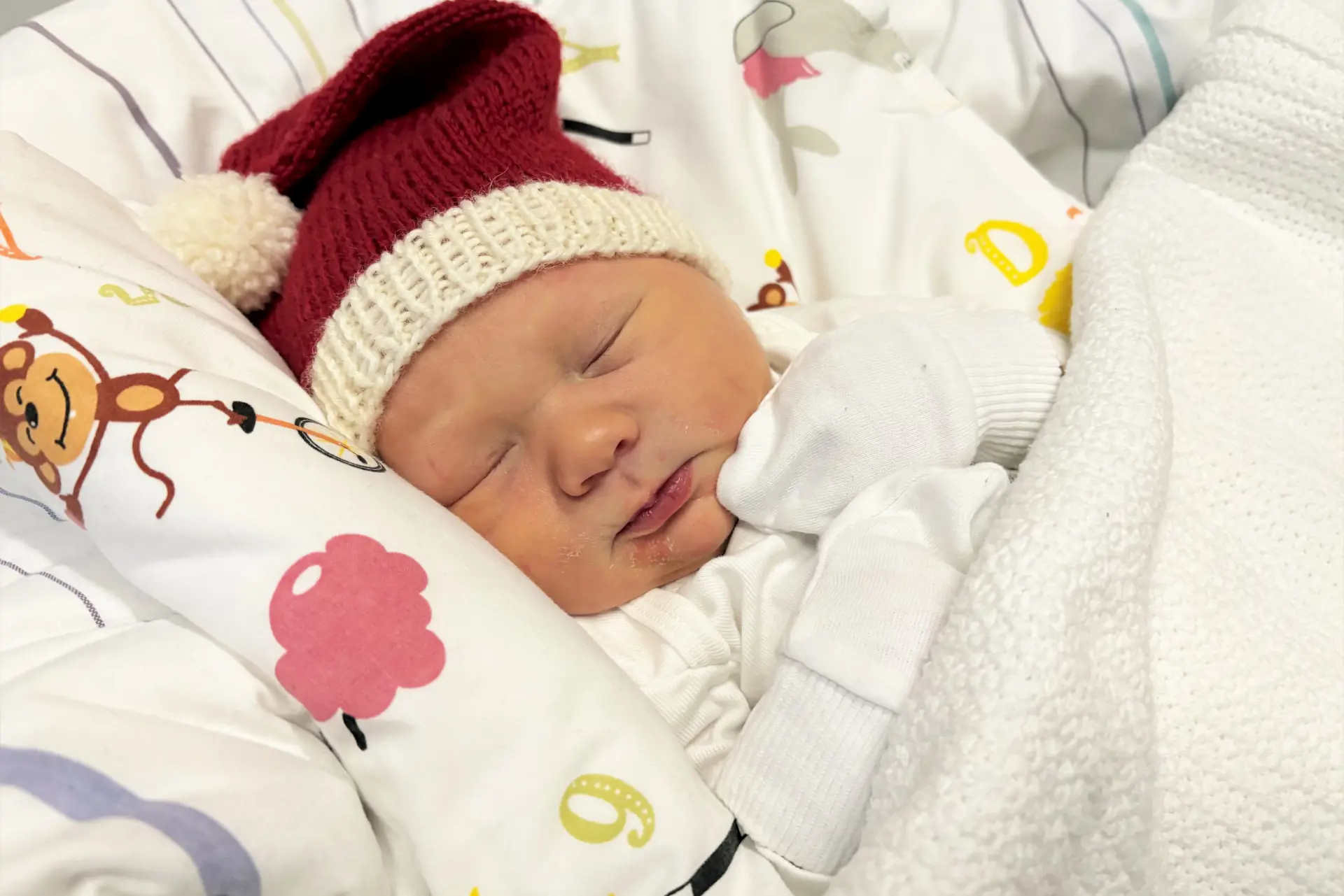 En baby som sover i et teppe