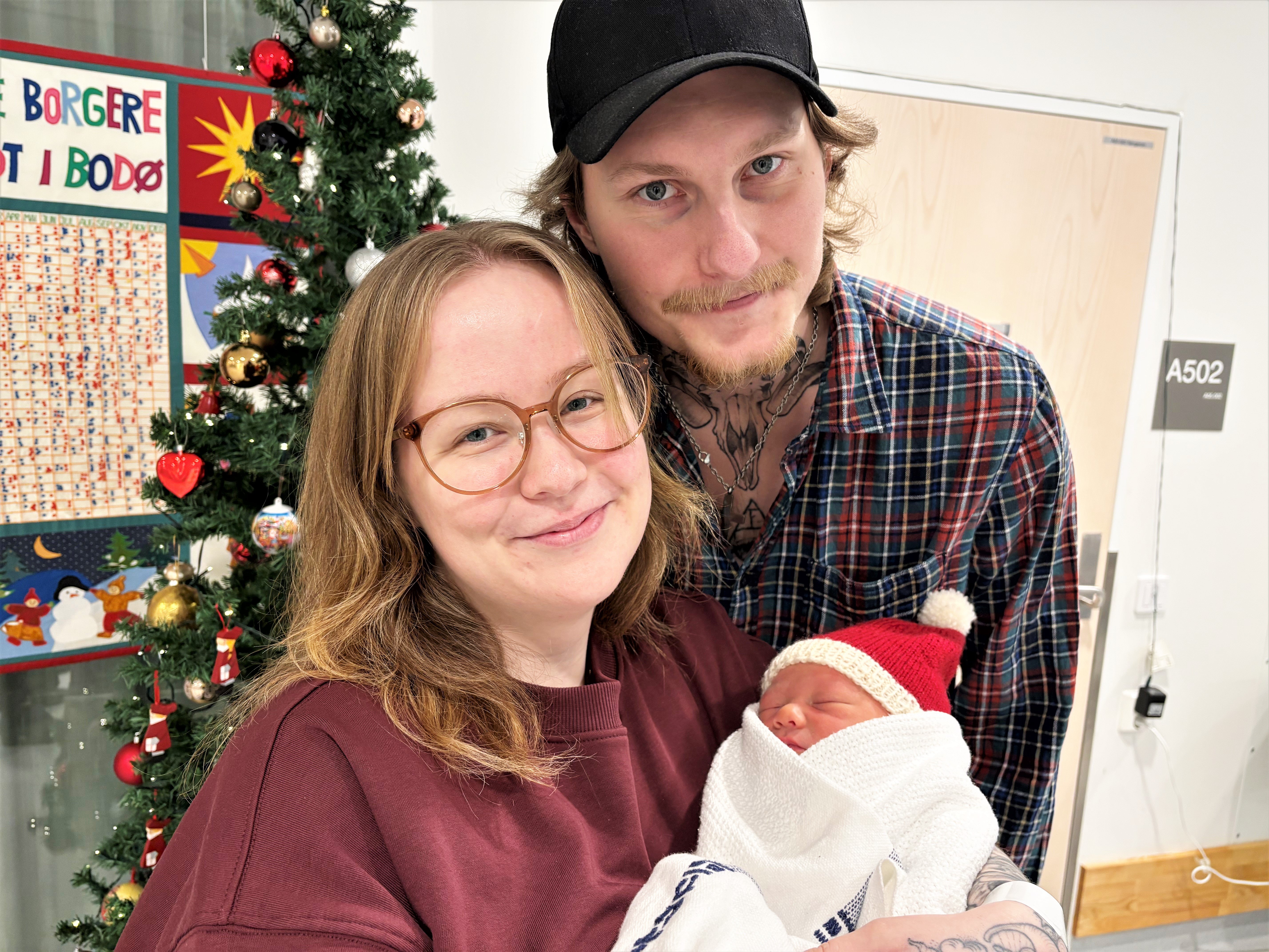 Mann og dame som holder en baby