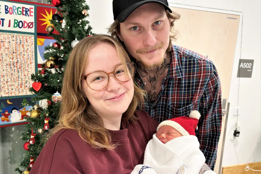 Mann og dame som holder en baby