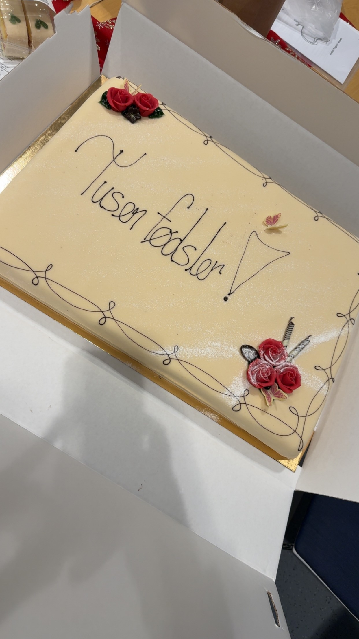 Kake med skriften tusen fødsler