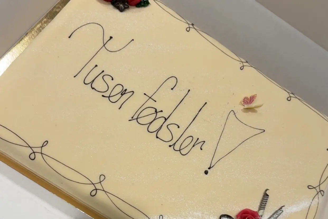 Kake med skriften tusen fødsler