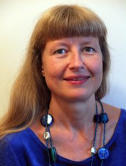 En person iført en blå skjorte