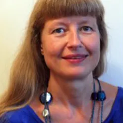 En person iført en blå skjorte