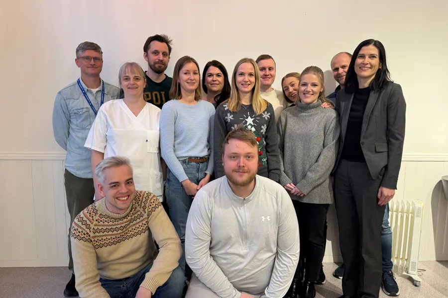 En gruppe mennesker som poserer for et bilde