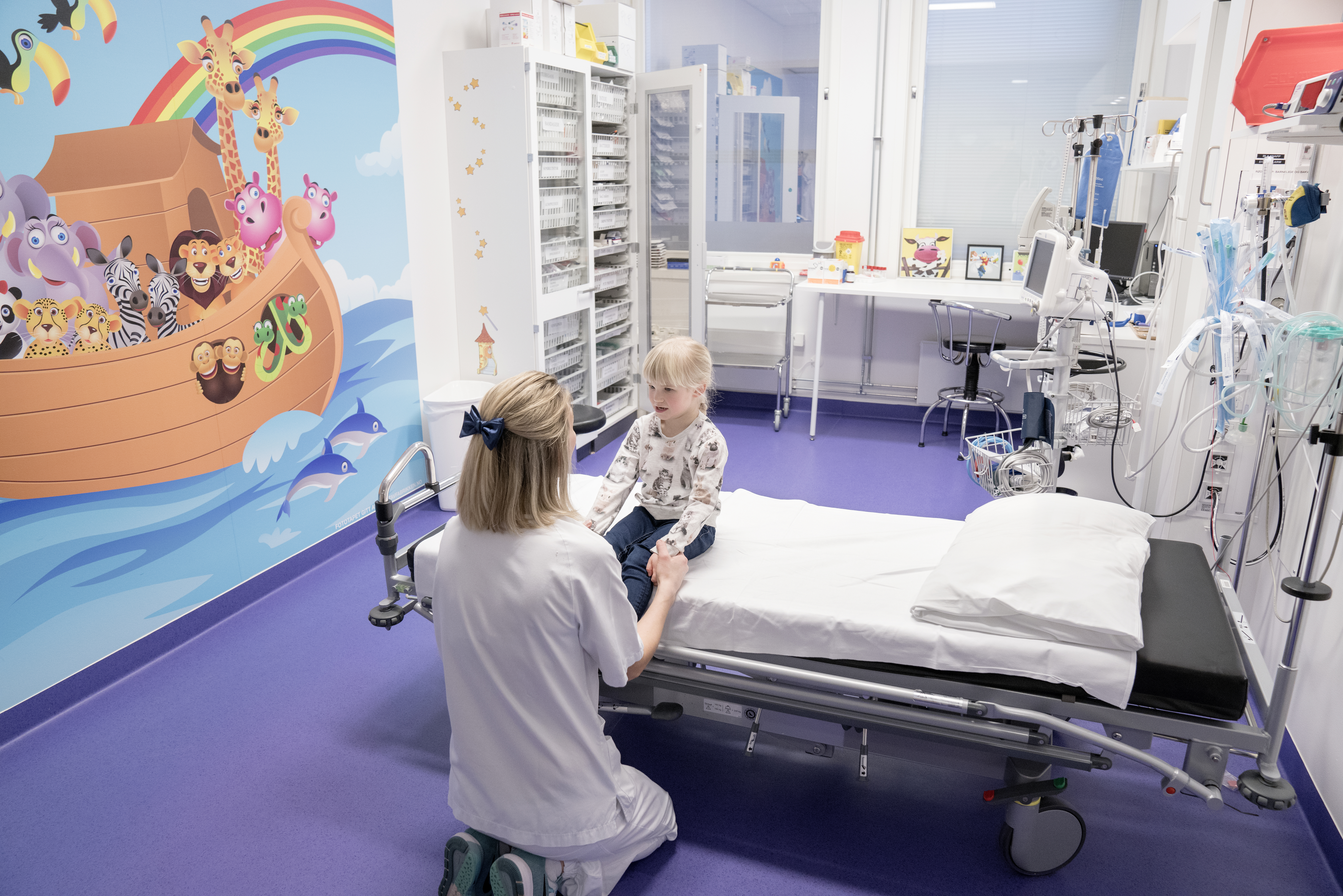 Kvinnelig lege som prater med en jente