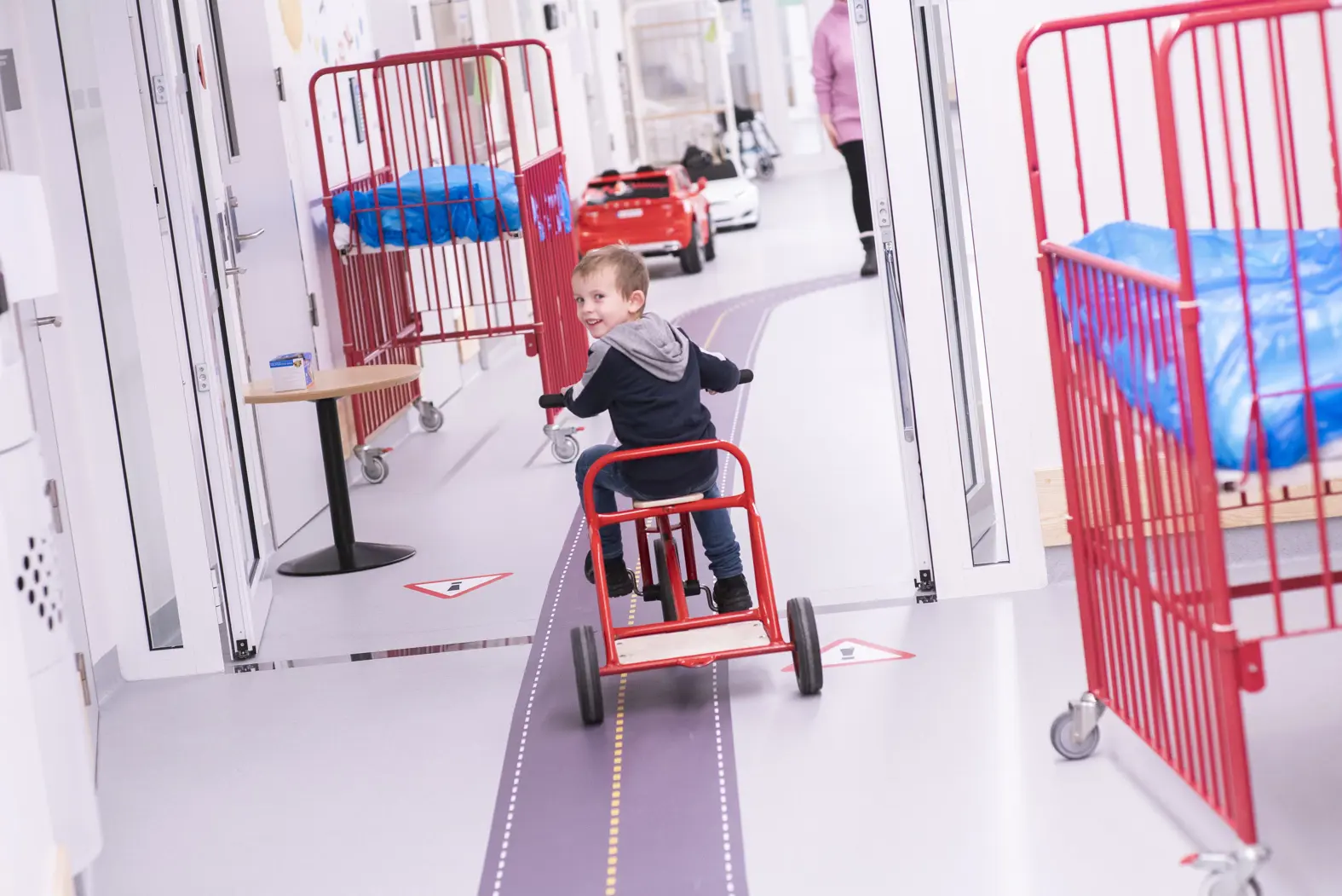 Et barn som kjører en trehjulssykkel