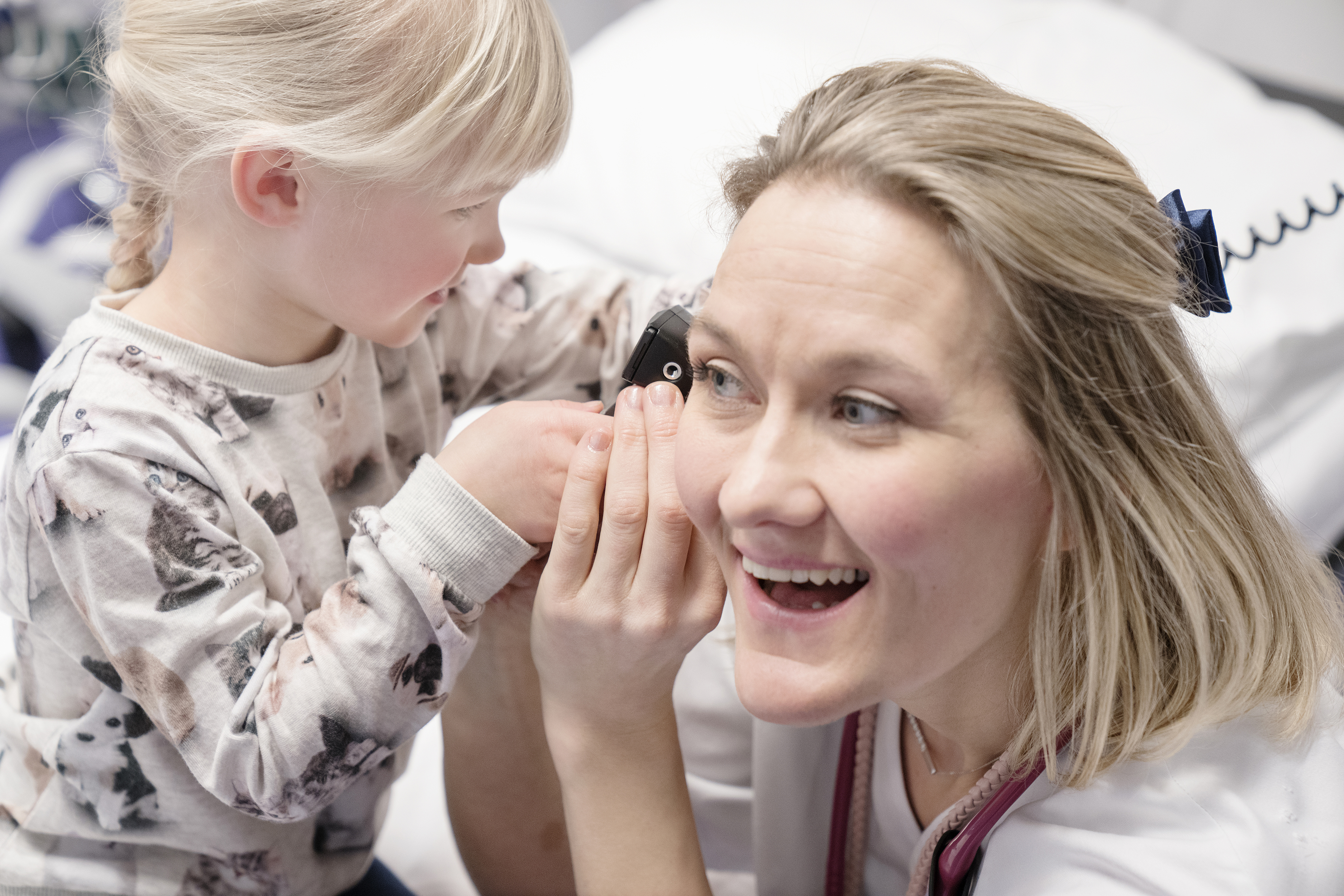 Jente som undersøker en lege i øret