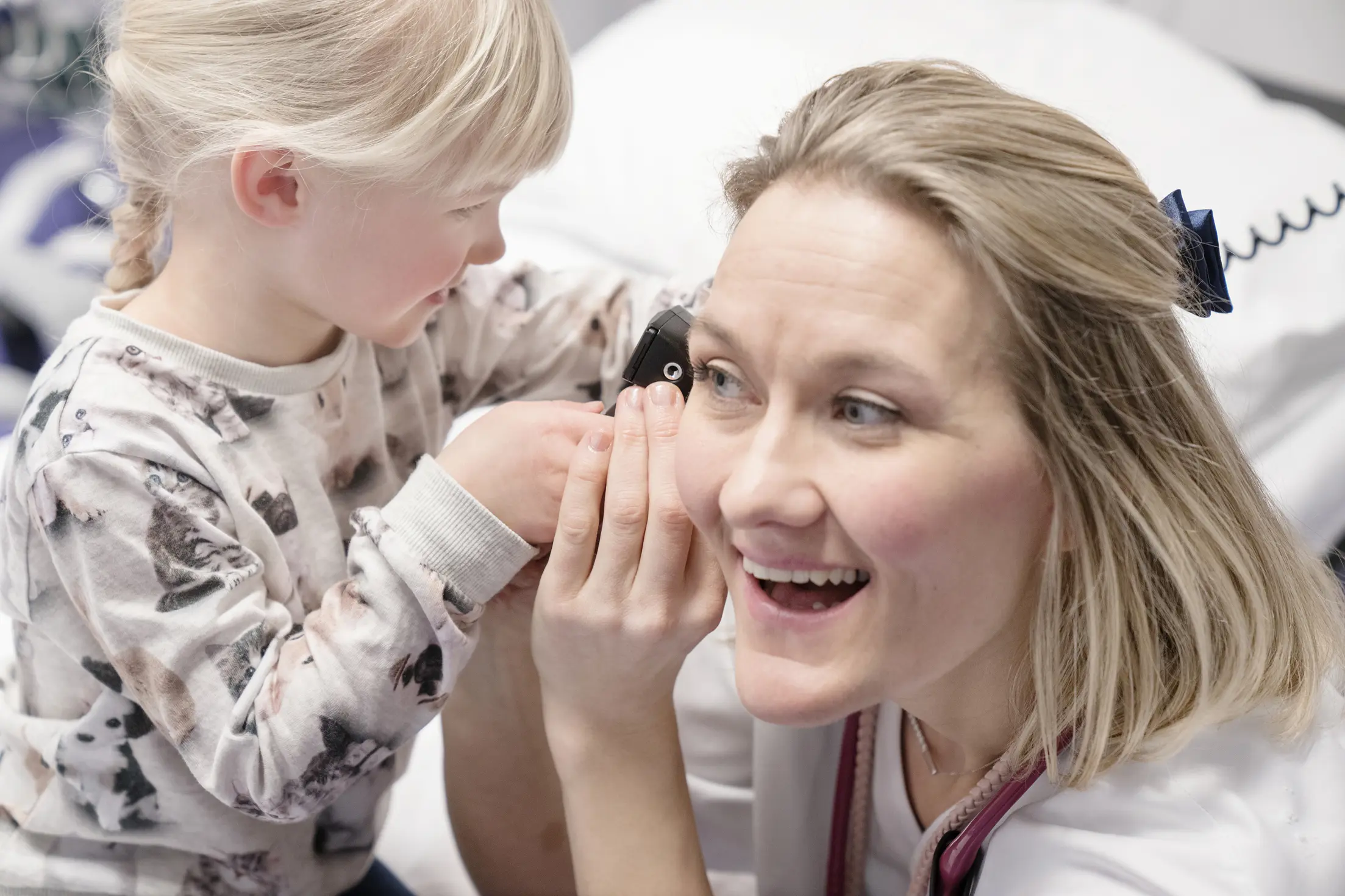 Jente som undersøker en lege i øret